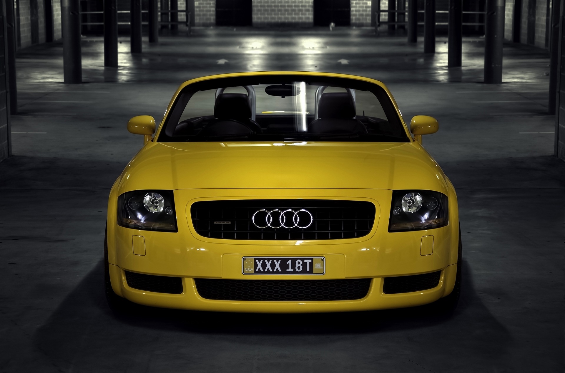 Желтый Audi TT, вид спереди